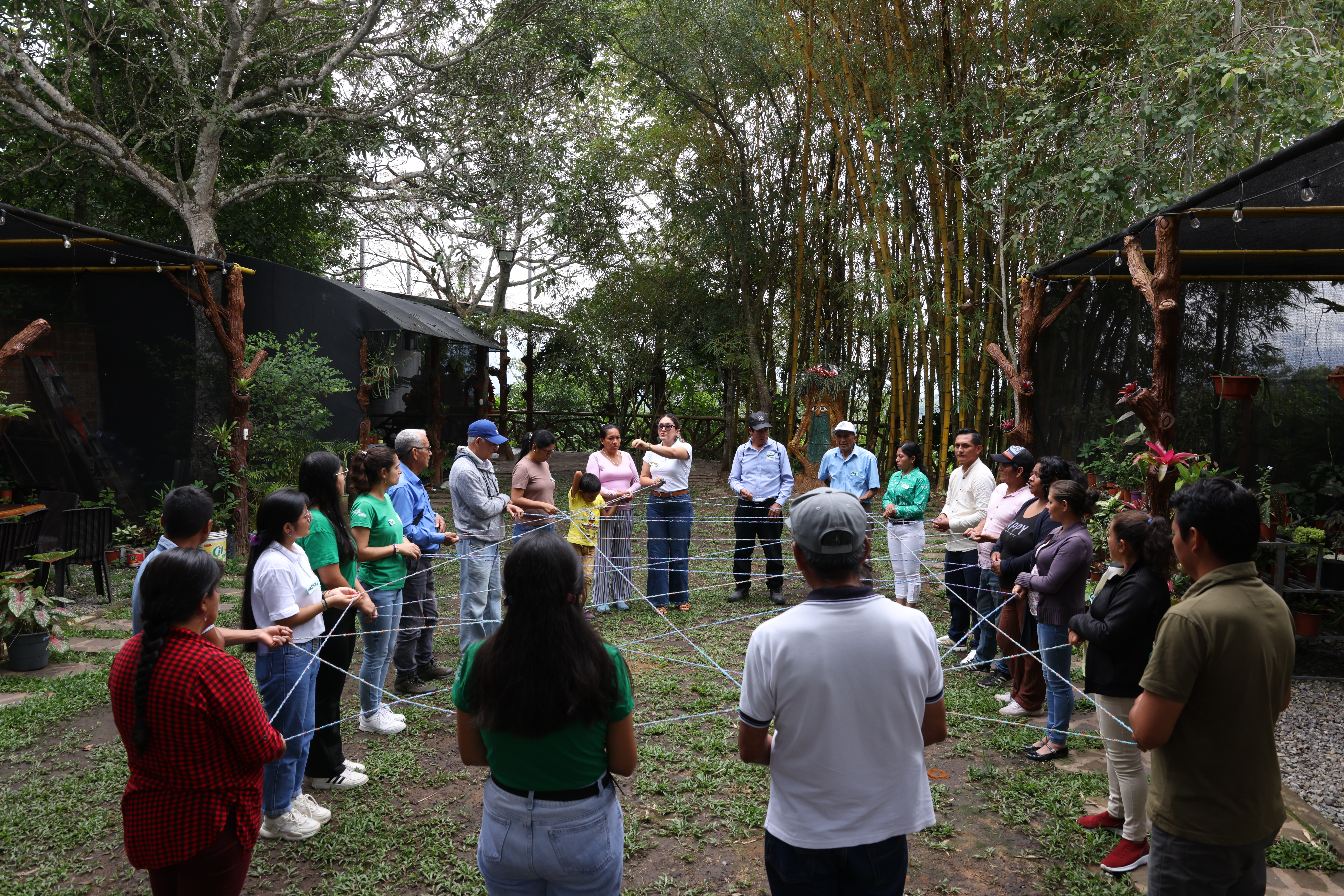Tejiendo redes de conservación: Dinámica participativa con lideresas y líderes de iniciativas de conservación en Moyobamba, fortaleciendo vínculos y compromisos por la educación ambiental.
© Amazónicos por la Amazonía / Juan Llacsa
