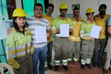 Brigada comunitaria especialista en manejo integral del fuego (Bricom) durante la dinámica de liderazgo en la capacitación sobre gestión comunitaria del fuego, en Loja, Ecuador.