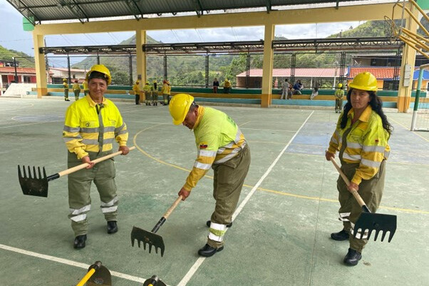 Participantes de la capacitación en gestión comunitaria del fuego organizando herramientas para prácticas de campo en Yangana / Loja, Ecuador.