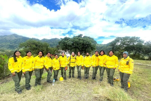 Mujeres liderando ejercicios de control de fuego en El Tingo / Loja- Ecuador, como parte de una iniciativa en gestión comunitaria del fuego-