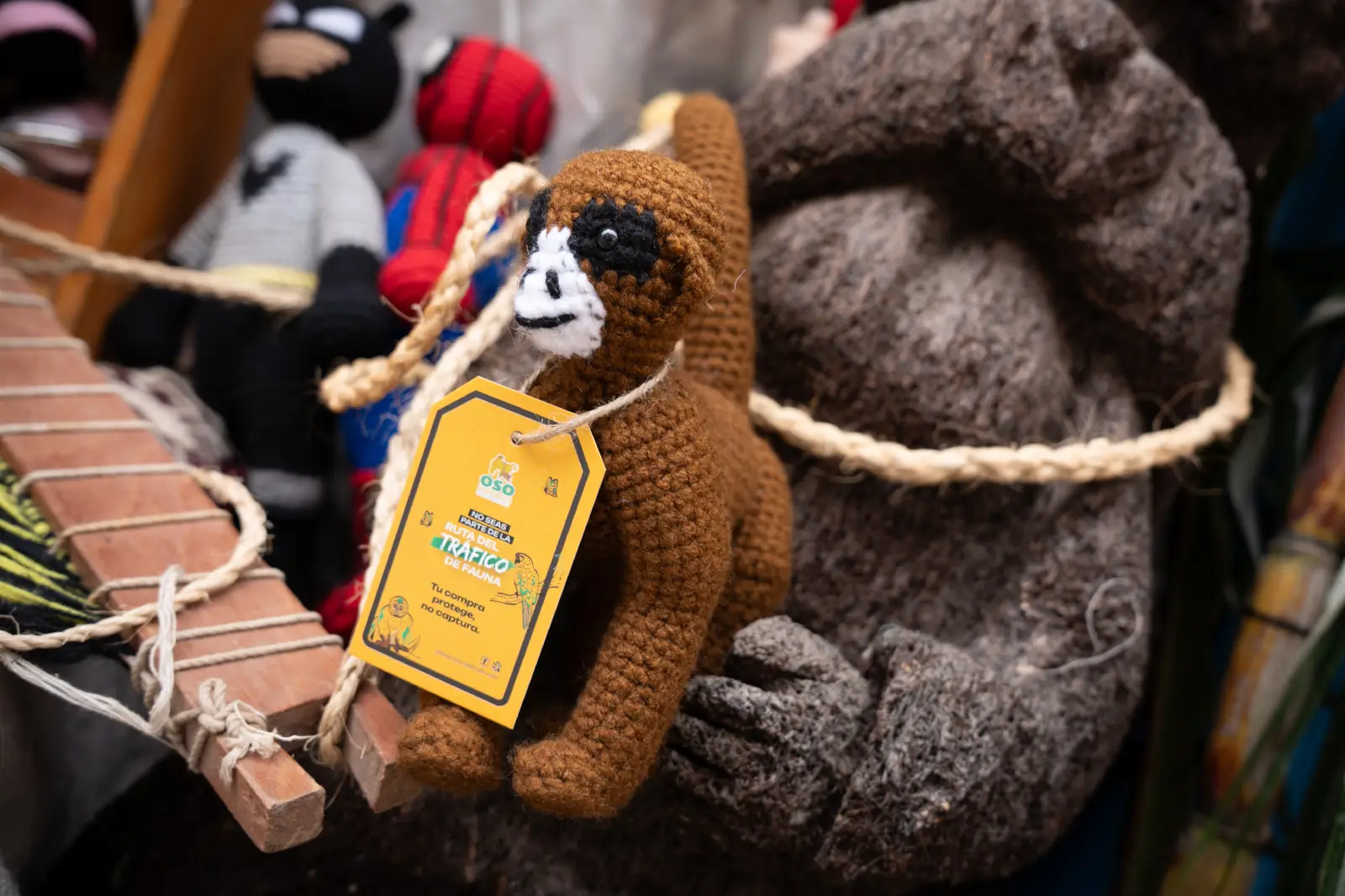 Mono choro cola amarilla representado en un peluche tejido a mano, elaborado en la Comunidad de Corosha.