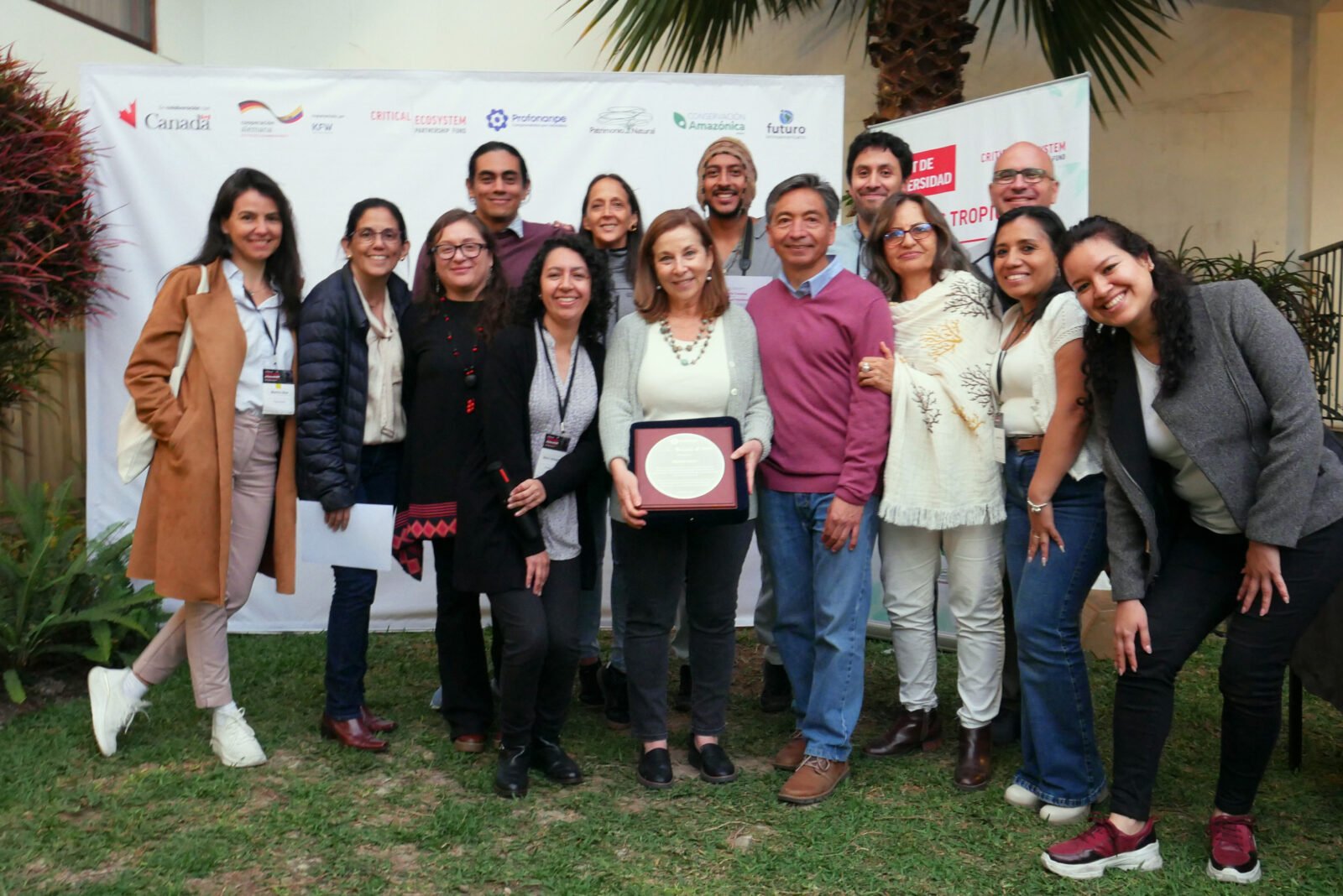 Michele Zador (al medio) del CEPF, rodeada por parte del RIT Andes Tropicales, hacia la clausura del Taller que servirá para seguir construyendo las bases para el futuro de este hotspot.