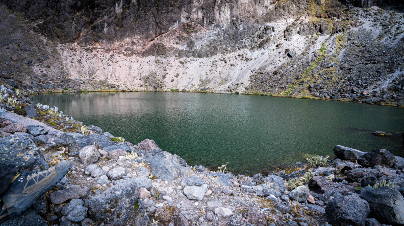 © Liliana Orozco - Corporación Grupo Randi Randi / Laguna glaciar en las alturas de Los Ilinizas, una de las fuentes de agua que sostienen a las comunidades del territorio / Los Ilinizas - Ecuador